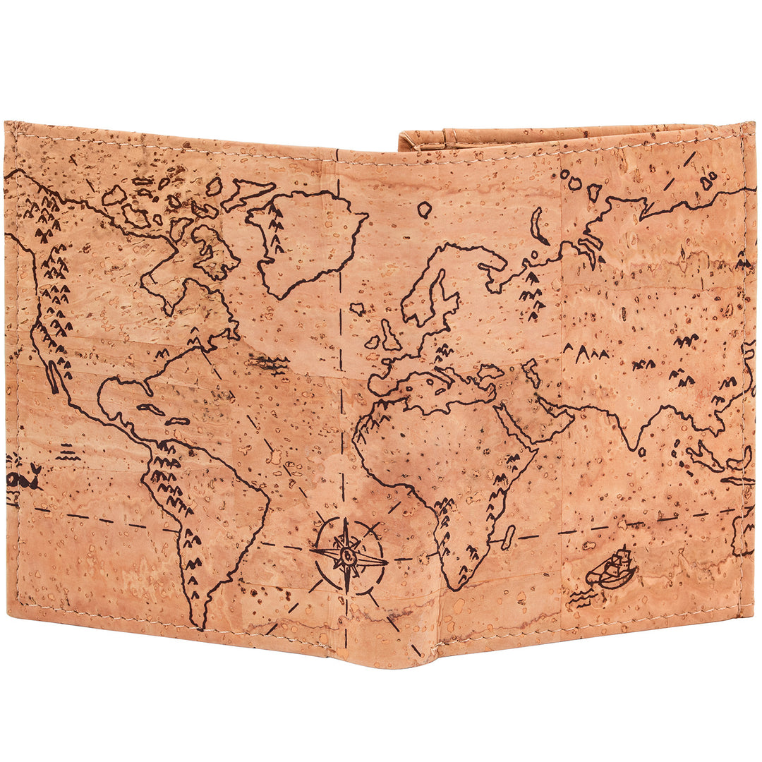 Rückansicht aufgeklappter, heller Kork Geldbeutel mit aufgedrucktem Weltkartenmotiv  #color_worldmap