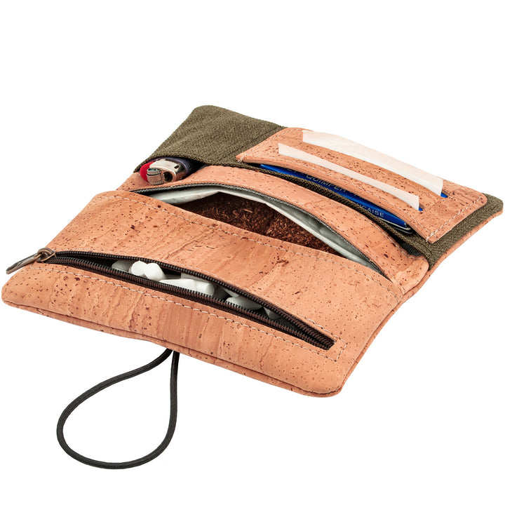 Offene Tabaktasche aus hellem Kork mit Fächern für Tabak, Filter, Paper und Feuerzeug