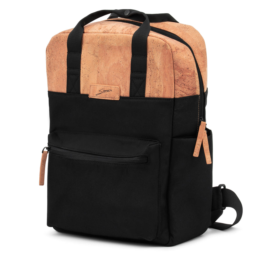 Vorderansicht geschlossener, schwarzer Rucksack mit hellen Korkteilen
