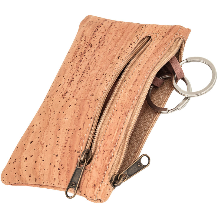 Schlüsseltasche aus hellem Kork mit Reißverschlussfach außen und 2 Schlüsselringen im Innenfach #color_beige