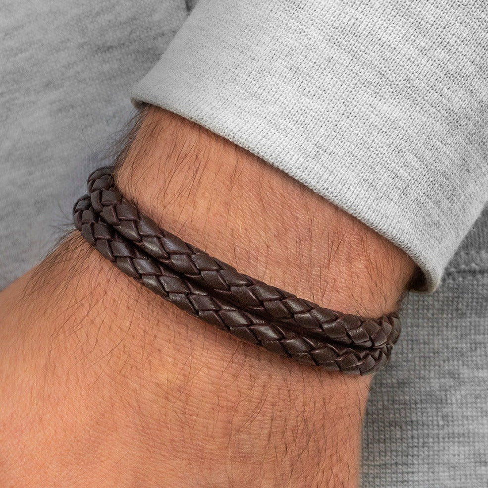Dunkelbraunes, geflochtenes Lederarmband zweifach um Herrenhandgelenk gewickelt