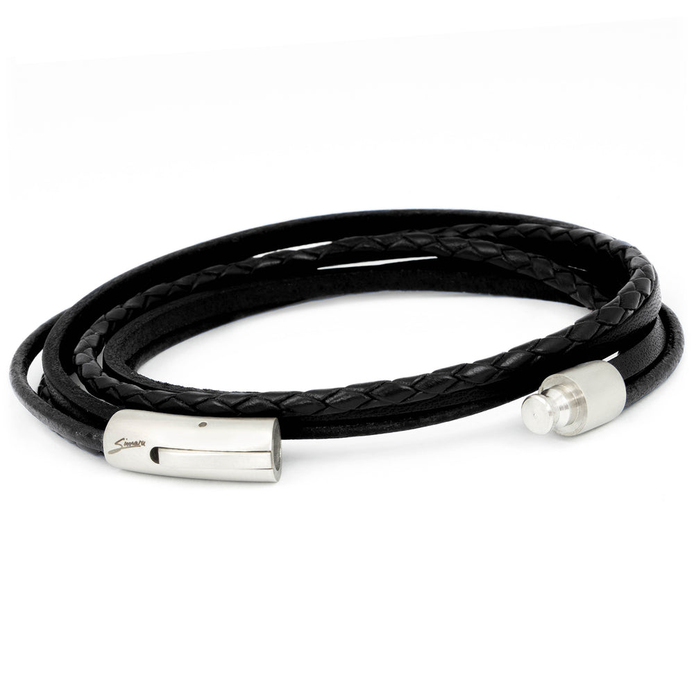 Schwarzes Lederarmband zum Wickeln liegend mit offenem Magnetverschluss in silber