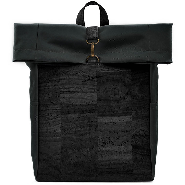 Vorderansicht geschlossener Rolltop Rucksack mit schwarzer Kork Front und schwarzem Stoff mit Karabinerverschluss und Tragegriff aus Kork