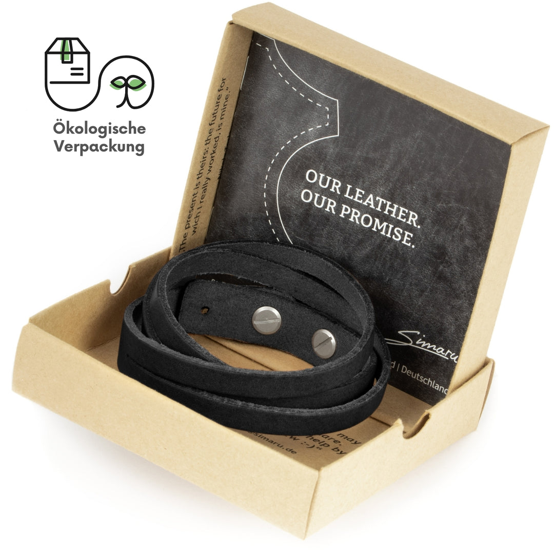Dunkles Lederarmband in umweltfreundlicher Verpackung mit Info Flyer zum Leder#color_schwarz
