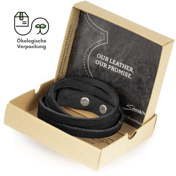 Dunkles Lederarmband in umweltfreundlicher Verpackung mit Info Flyer zum Leder#color_schwarz