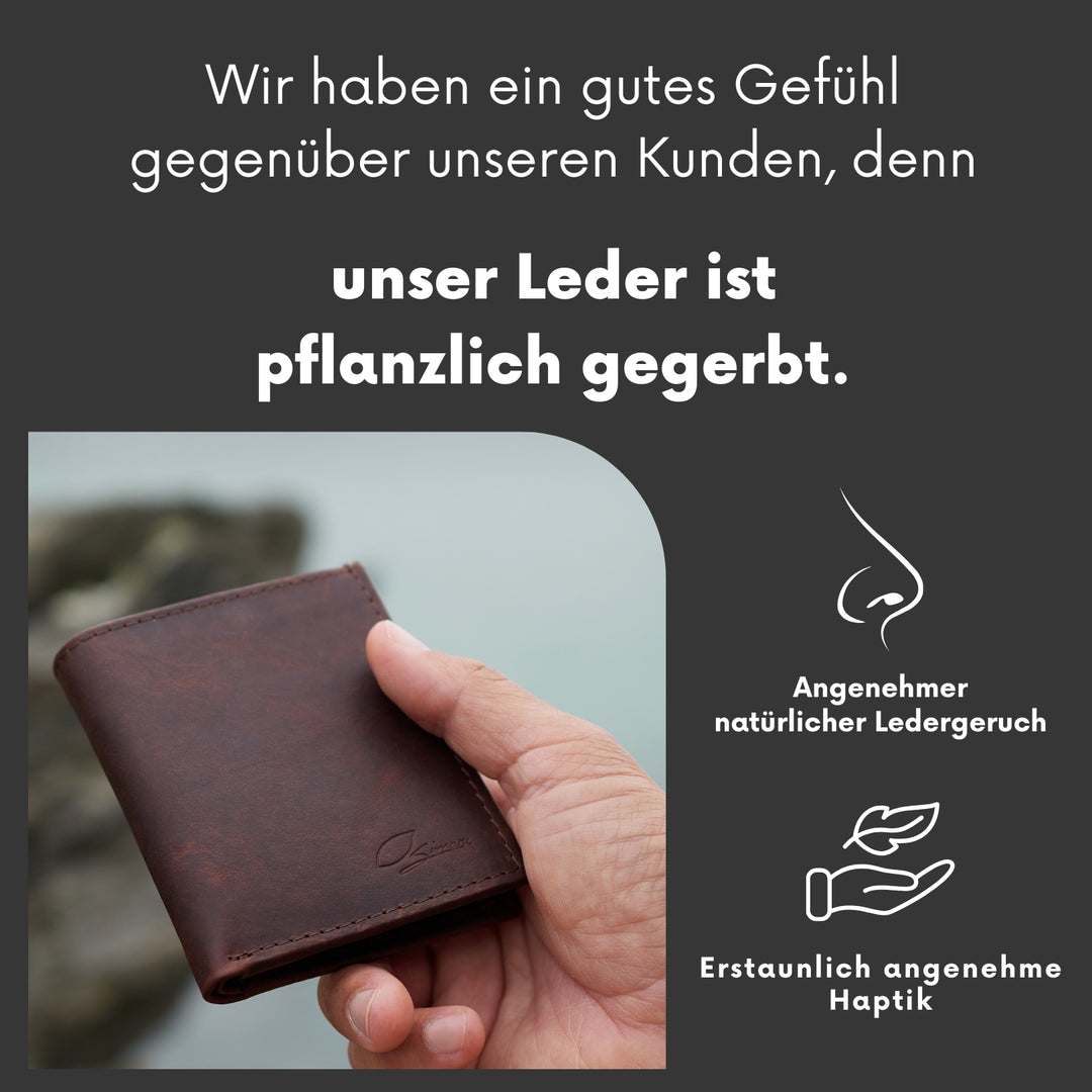 Geschlossener, brauner Geldbeutel aus pflanzlich gegerbtem Leder in Männerhand #color_braun