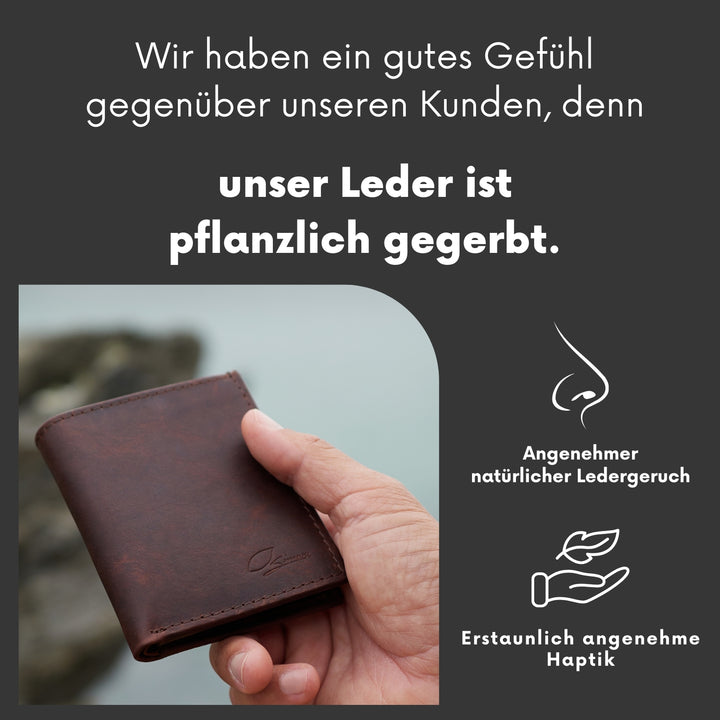 Geschlossener, brauner Geldbeutel aus pflanzlich gegerbtem Leder in Männerhand #color_braun