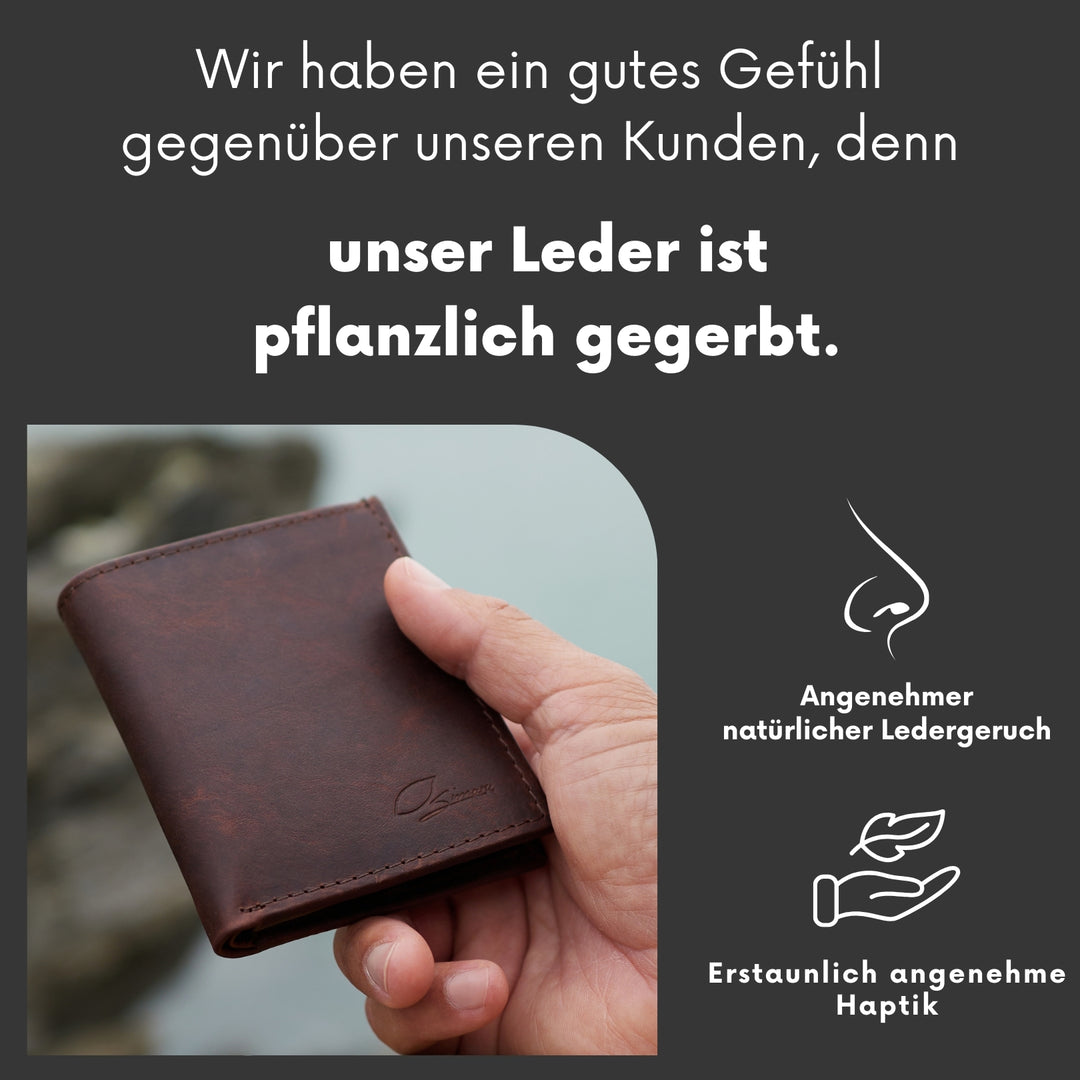 Mann hält kleinen, braunen Ledergeldbeutel in der Hand #color_braun