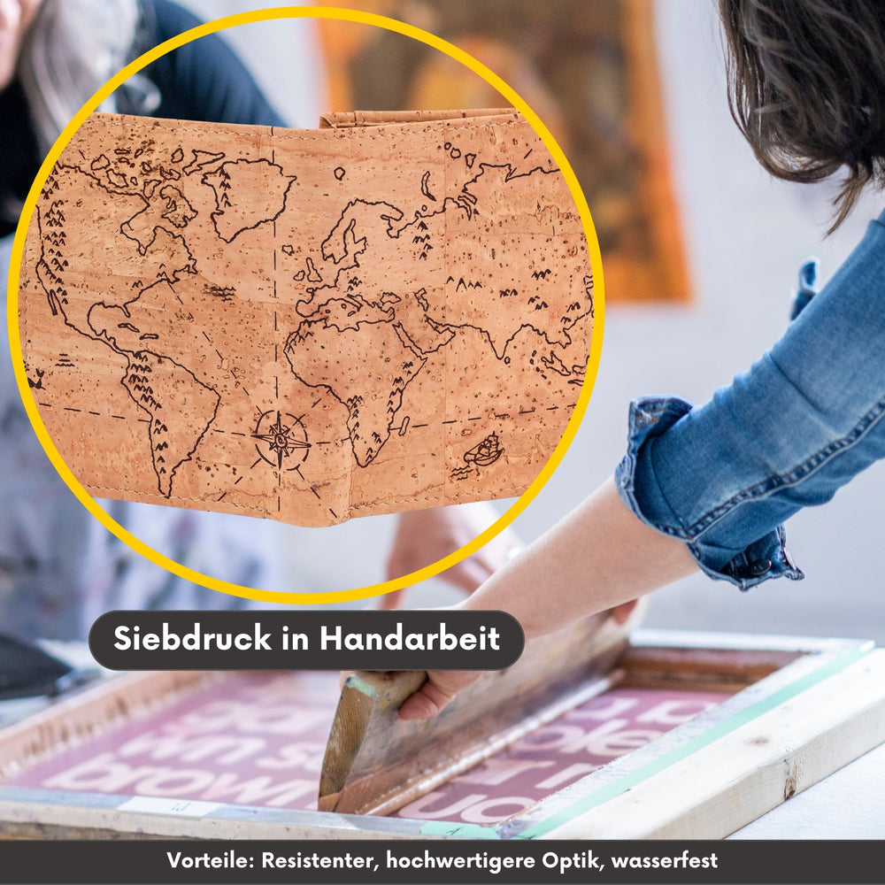 Arbeitsvorgang der Siebdruckherstellung inklusive beispielhaftem Weltkarten-Motiv auf hellem Kork#color_braun