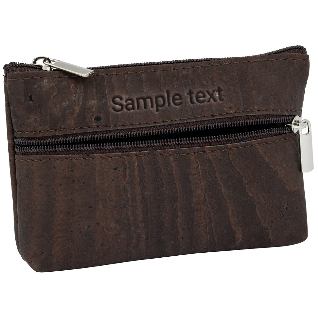 Braune Schlüsseltasche aus Kork mit Gravur und Reißverschlussfach seitlich #color_braun