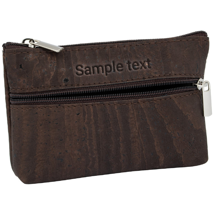 Braune Schlüsseltasche aus Kork mit Gravur und Reißverschlussfach seitlich #color_braun