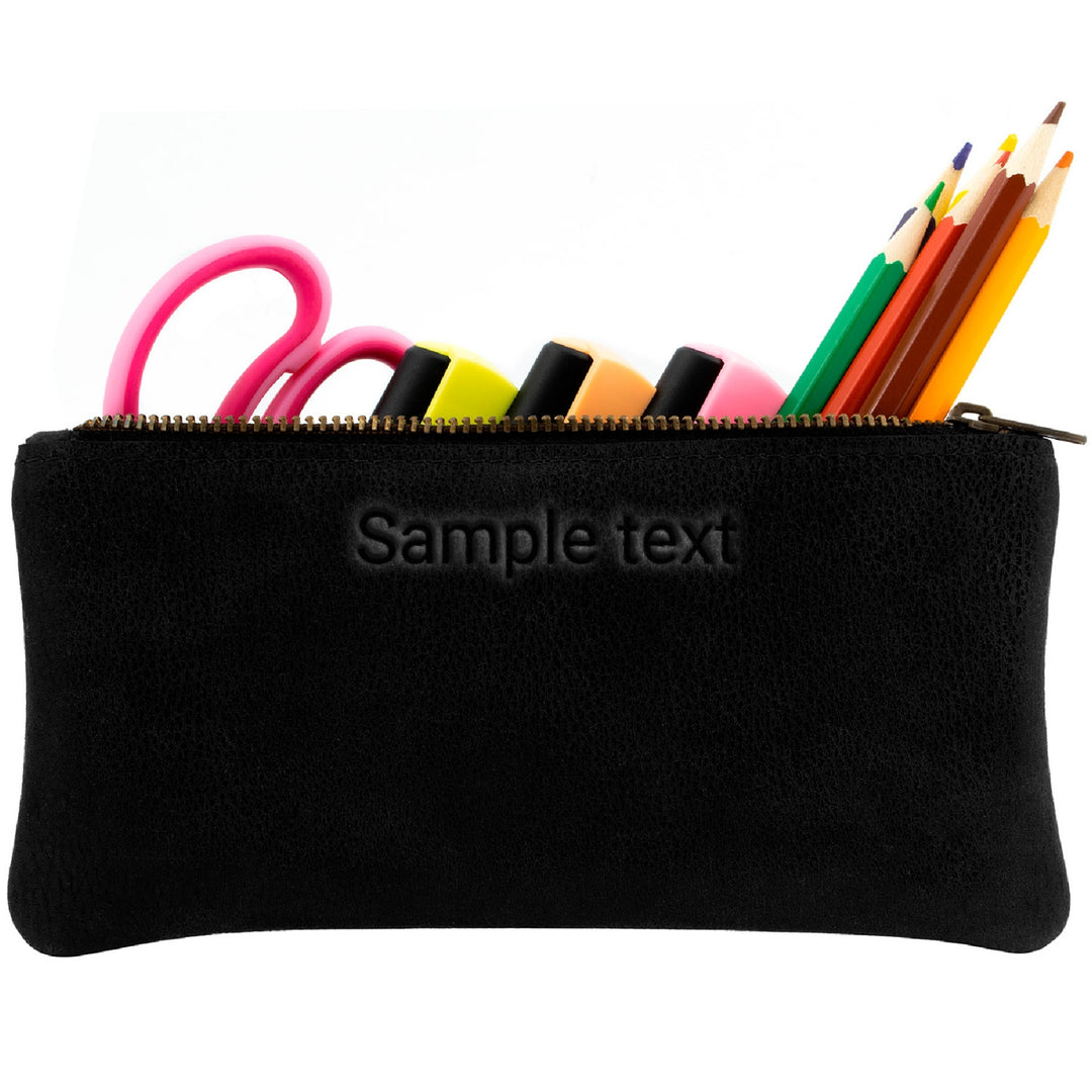 Schwarze Allzwecktasche aus Leder mit Gravur außen und gefüllt mit Stiften und Schere #color_schwarz