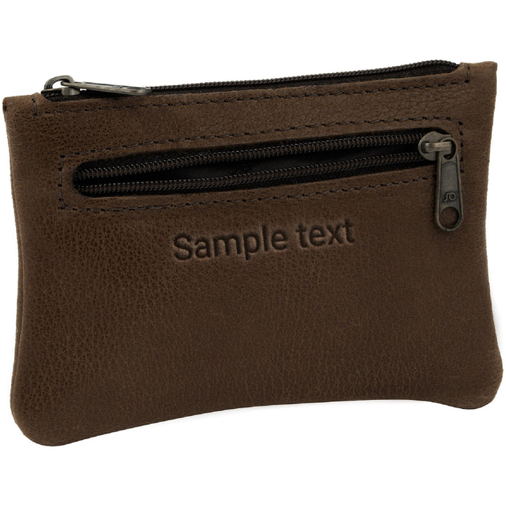 Dunkelbraune Schlüsseltasche aus Leder mit Gravur und Reißverschlussfach seitlich #color_braun