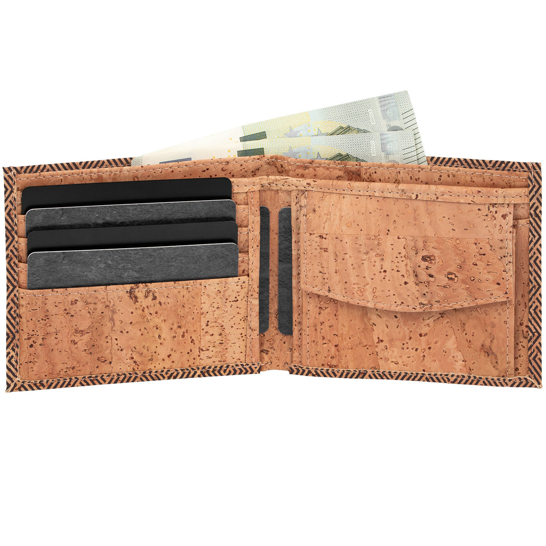 Aufgeklappter Geldbeutel aus hellem Kork stehend mit Münzfach, Scheinfach und vielen Kartensteckplätzen #color_vinicunca