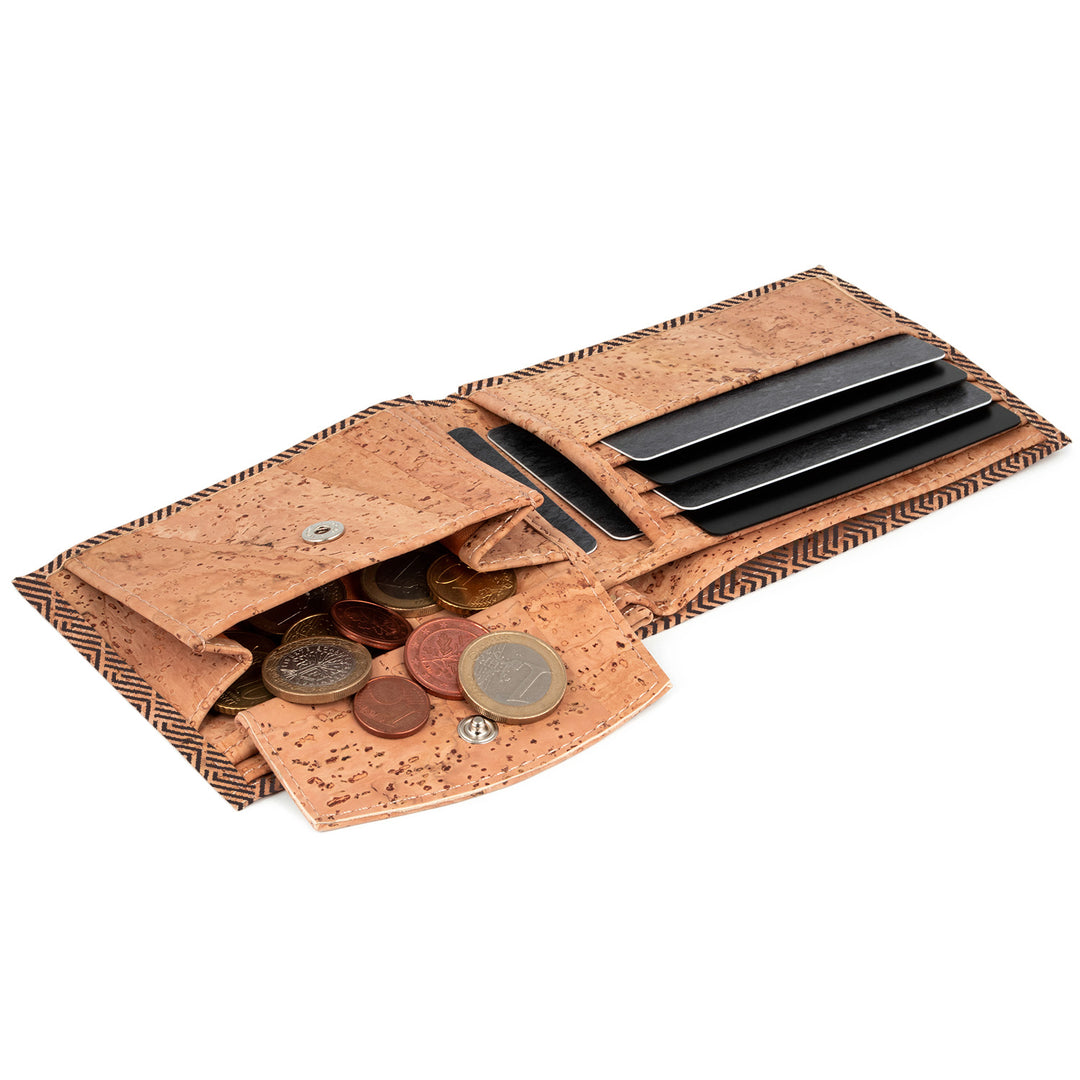 Aufgeklappter Geldbeutel aus hellem Kork liegend mit Münzfach und vielen Kartensteckplätzen #color_vinicunca