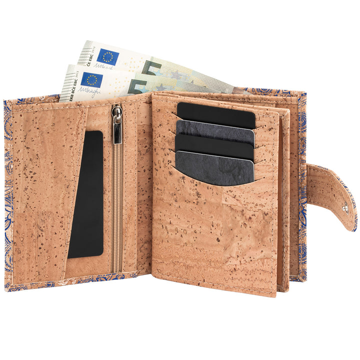 Aufgeklappter heller Kork Geldbeutel mit Münzfach, Kartensteckplätzen und Fach für Geldscheine #color_bandana