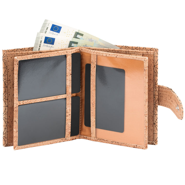 Innenansicht einer hellen Kork Geldbörse im Hochformat mit Kartenfächern, Sichtfenstern und Fach für Scheine #color_metrisch