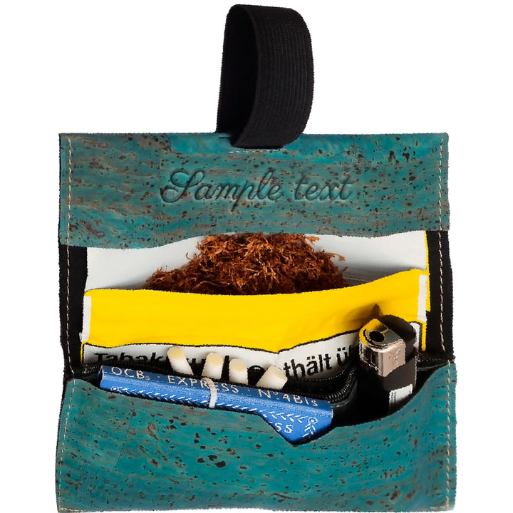 Türkise Tabaktasche aus Kork mit Gravur innen und Inhalt #color_tuerkis