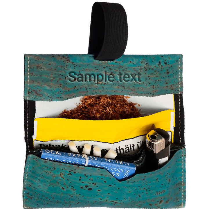 Türkise Tabaktasche aus Kork mit Gravur innen und Inhalt #color_tuerkis