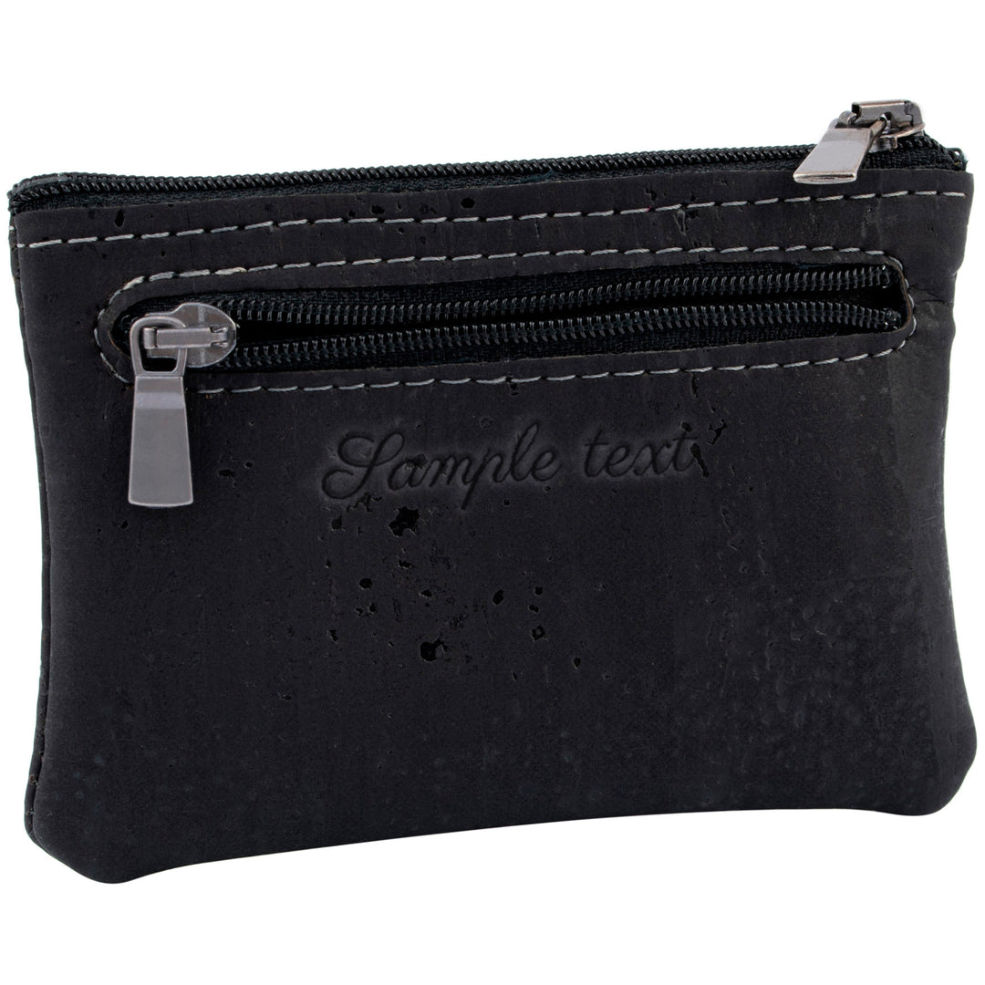 Schwarze Schlüsseltasche aus Kork mit Gravur und Reißverschlussfach seitlich #color_schwarz