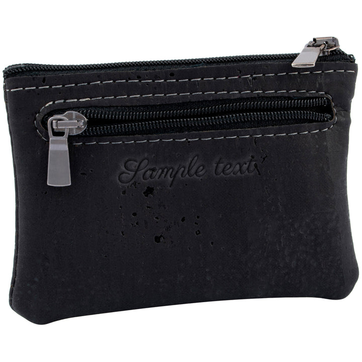 Schwarze Schlüsseltasche aus Kork mit Gravur und Reißverschlussfach seitlich #color_schwarz