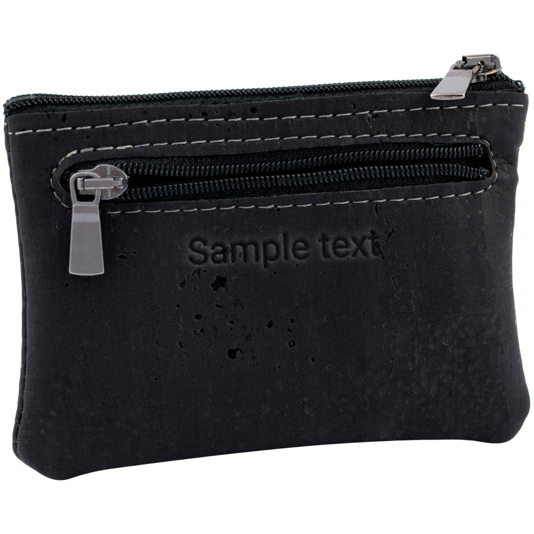 Schwarze Schlüsseltasche aus Kork mit Gravur und Reißverschlussfach seitlich #color_schwarz