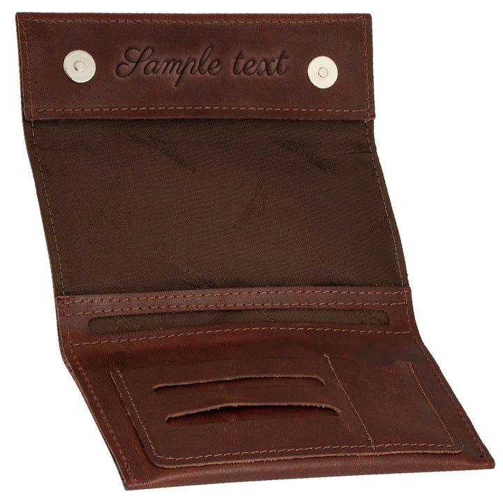 Braune Ledertabaktasche mit Druckknopfverschluss und mit Gravur innen und ohne Inhalt #color_cognac