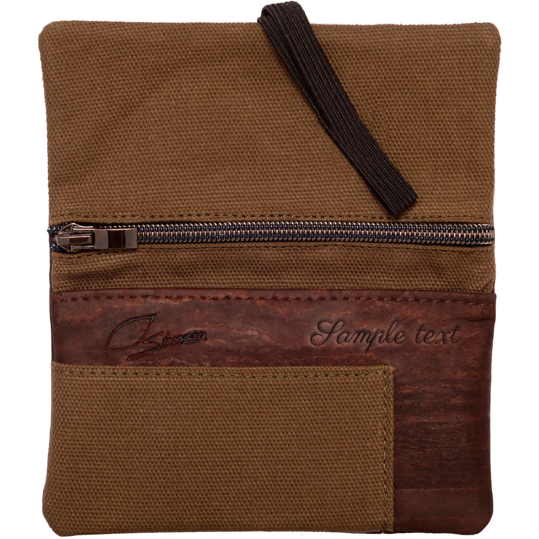 Tabaktasche aus grünem Stoff und braunem Kork mit Reißverschlussfach und Gravur innen #color_gruen-dunkelbraun
