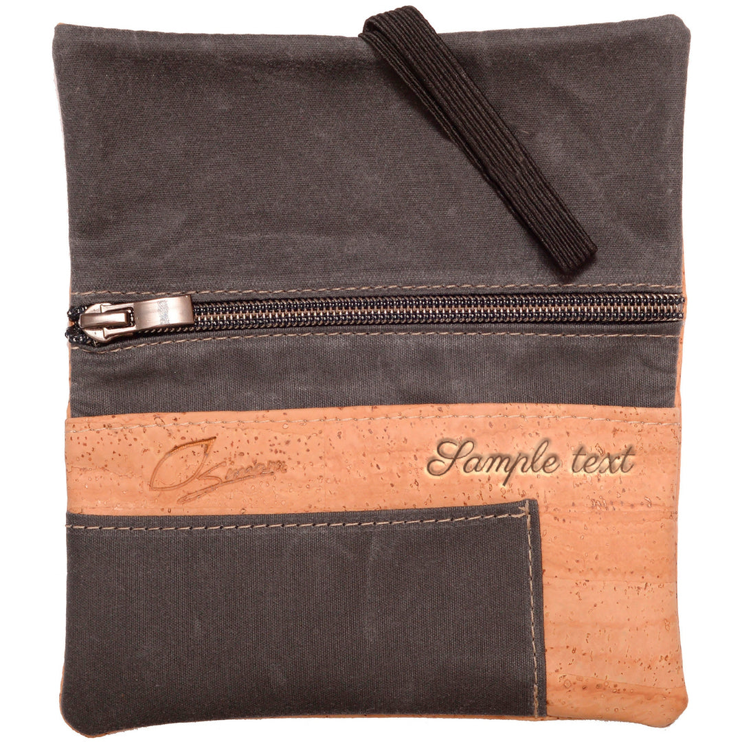 Tabaktasche aus grauem Stoff und hellem Kork mit Reißverschlussfach und Gravur innen #color_anthrazit-natur