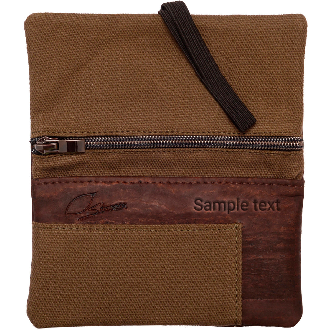 Tabaktasche aus grünem Stoff und braunem Kork mit Reißverschlussfach und Gravur innen #color_gruen-dunkelbraun