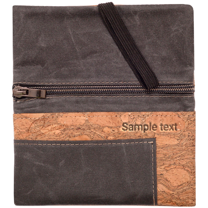 Tabaktasche aus grauem Stoff und hellem Kork mit Reißverschlussfach und Gravur innen #color_Anthrazit-granada