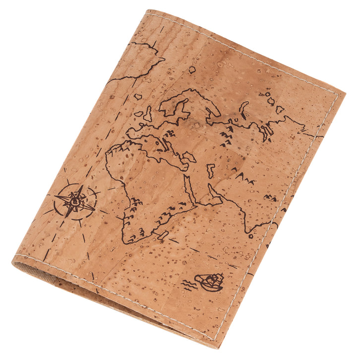 Reisepasshülle mit Weltkartenmotiv auf hellem Kork