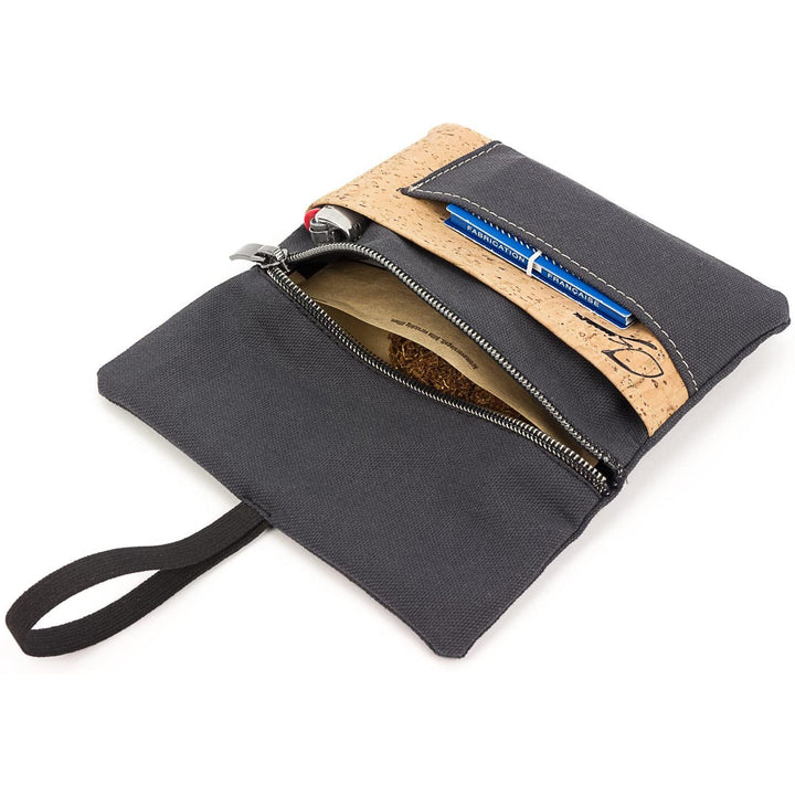 Offene Tabaktasche aus dunkelgrauem Stoff und hellem Kork mit Inhalt #color_anthrazit-natur