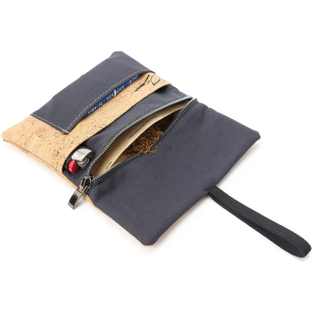 Offene Tabaktasche  aus grauem Stoff und hellem Kork mit Inhalt#color_anthrazit-natur