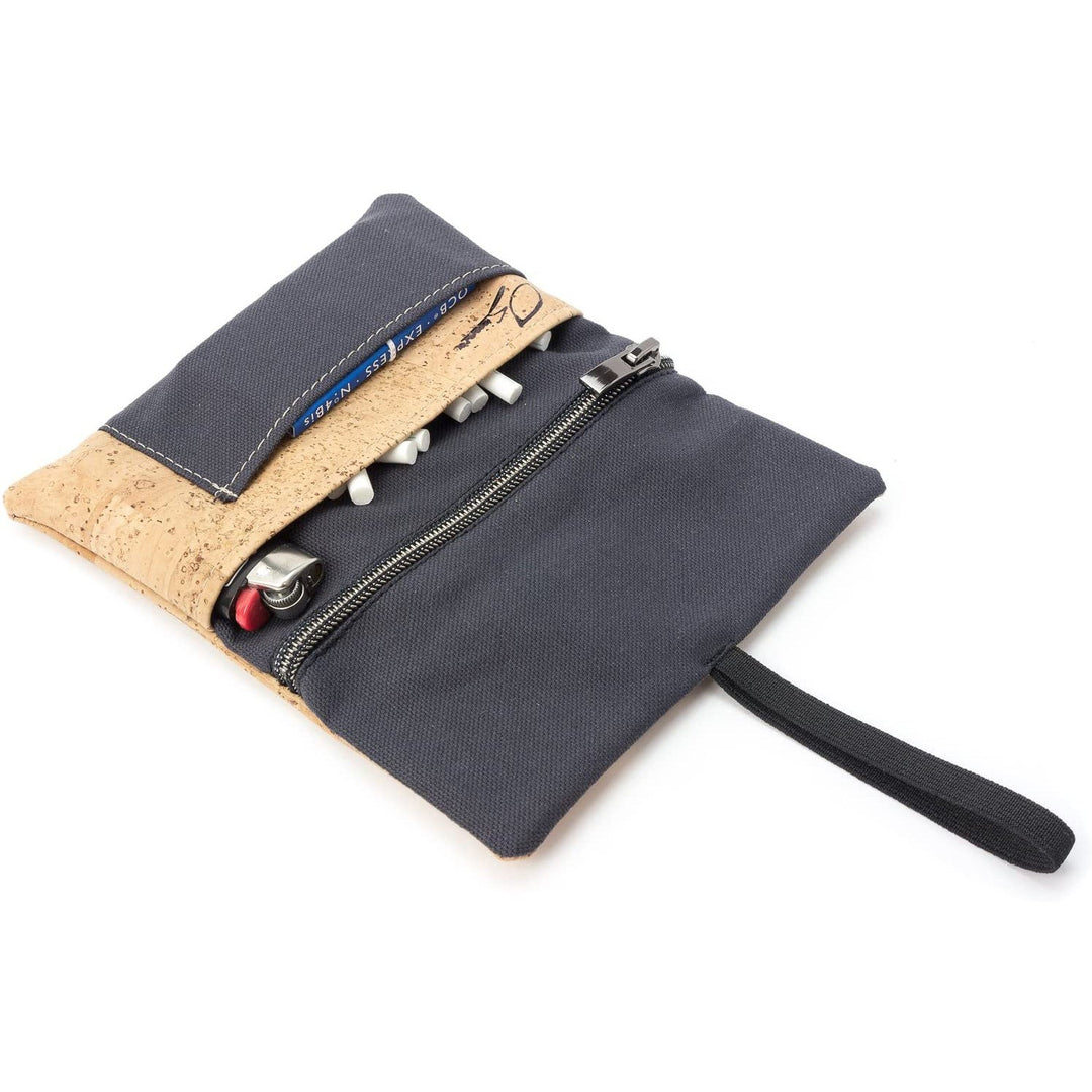 Offene Tabaktasche aus grauem Stoff und hellem Kork mit Inhalt #color_anthrazit-natur