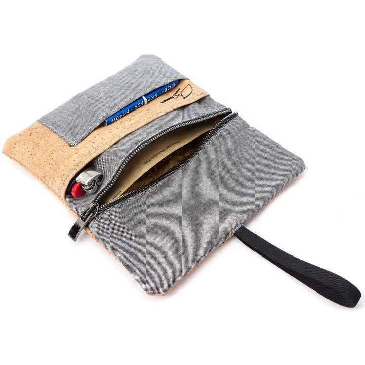 Offene Tabaktasche aus hellgrauem Stoff und hellem Kork mit Inhalt #color_hellgrau-natur