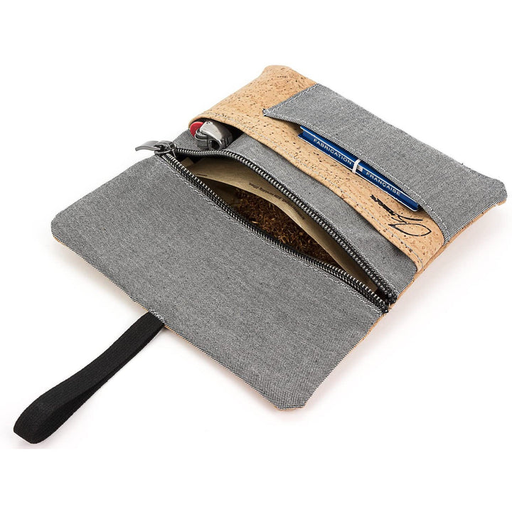 Offene Tabaktasche aus hellgrauem Stoff und hellem Kork mit Inhalt #color_hellgrau-natur