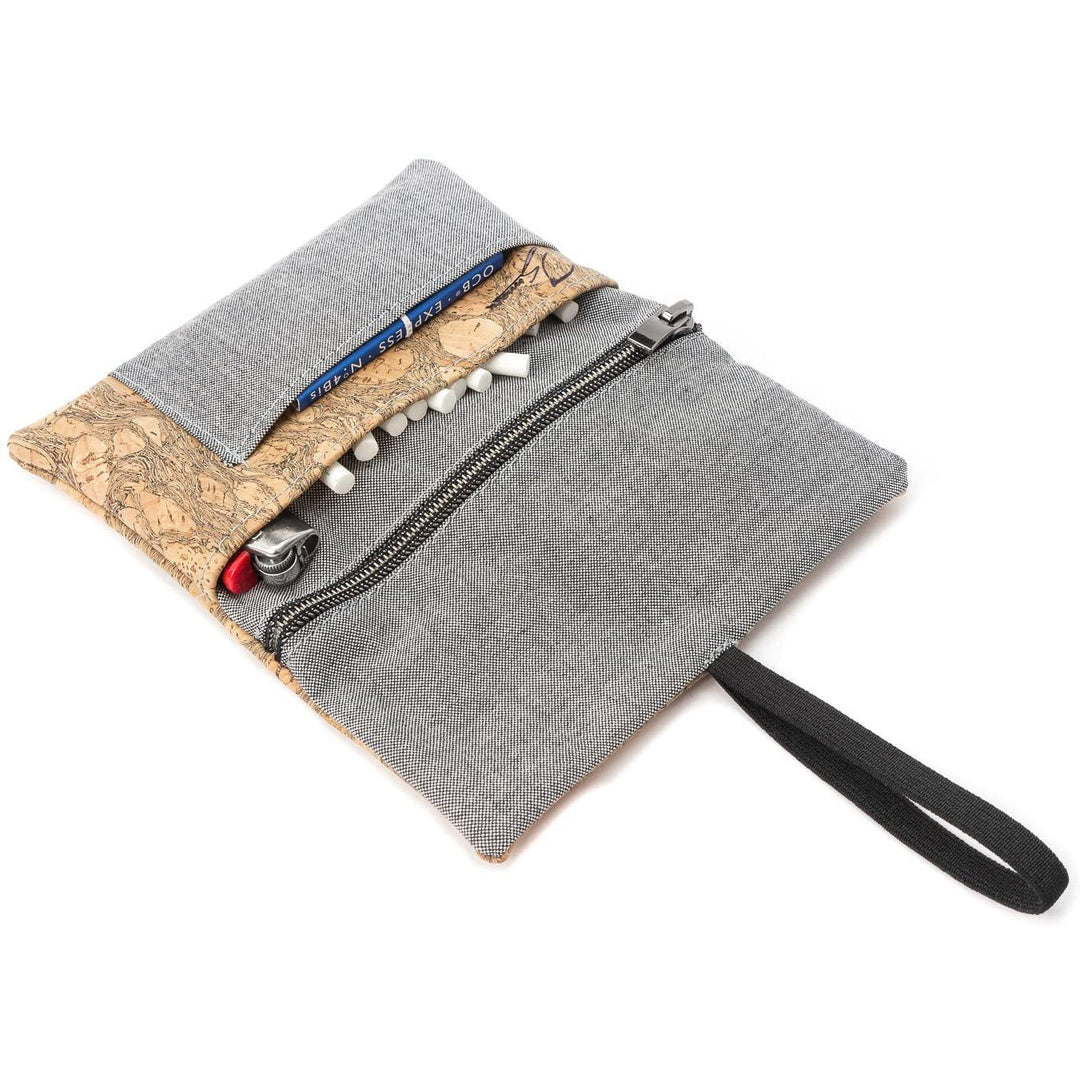 Offene Tabaktasche aus grauem Stoff und hellem Kork mit Inhalt #color_hellgrau-granada