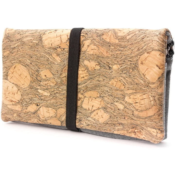 Außenansicht geschlossene Tabaktasche aus hellem Kork mit breitem Gummibandverschluss #color_hellgrau-granada