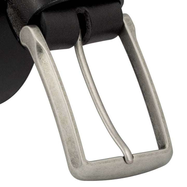 Nahaufnahme matte Silberschnalle an schwarzem Ledergürtel #color_schwarz