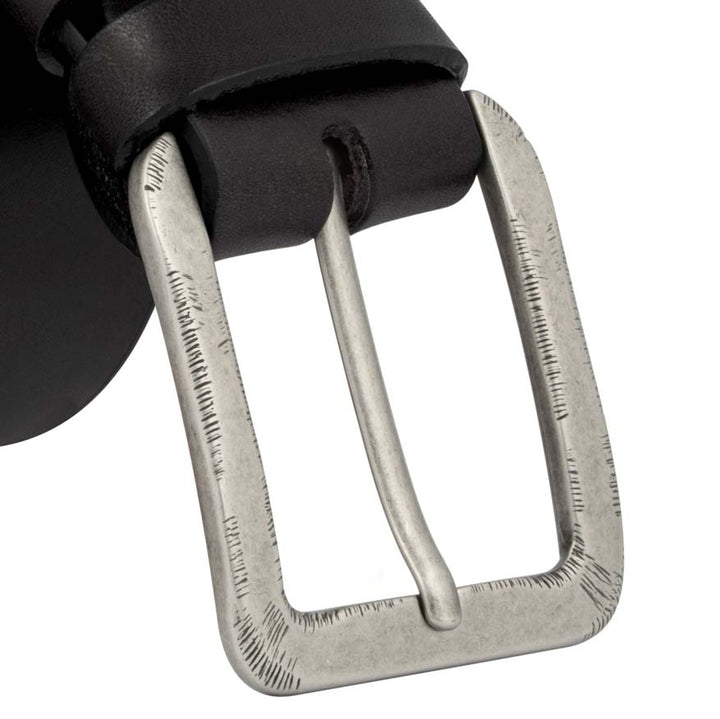 Nahaufnahme markante Silberschnalle an schwarzem Ledergürtel #color_schwarz