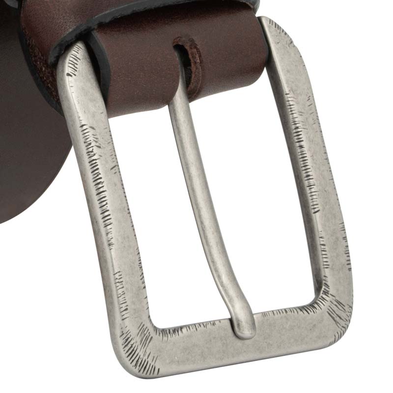 Nahaufnahme markante Silberschnalle an braunem Ledergürtel #color_braun