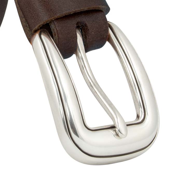 Nahaufnahme silberne Gürtelschnalle an braunem Lederriemen #color_braun