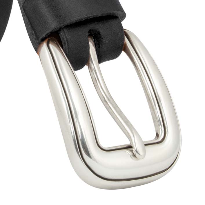 Nahaufnahme silberne Gürtelschnalle an schwarzem Lederriemen #color_schwarz