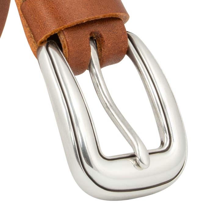 Nahaufnahme silberne Gürtelschnalle an hellbraunem Lederriemen #color_hellbraun