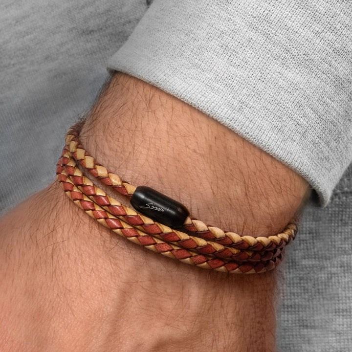 Mehrfarbig geflochtenes Lederarmband mehrfach um Herrenhandgelenk gewickelt