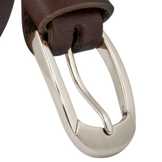 Nahaufnahme schmale, silberne Gürtelschnalle an braunem Lederriemen #color_braun