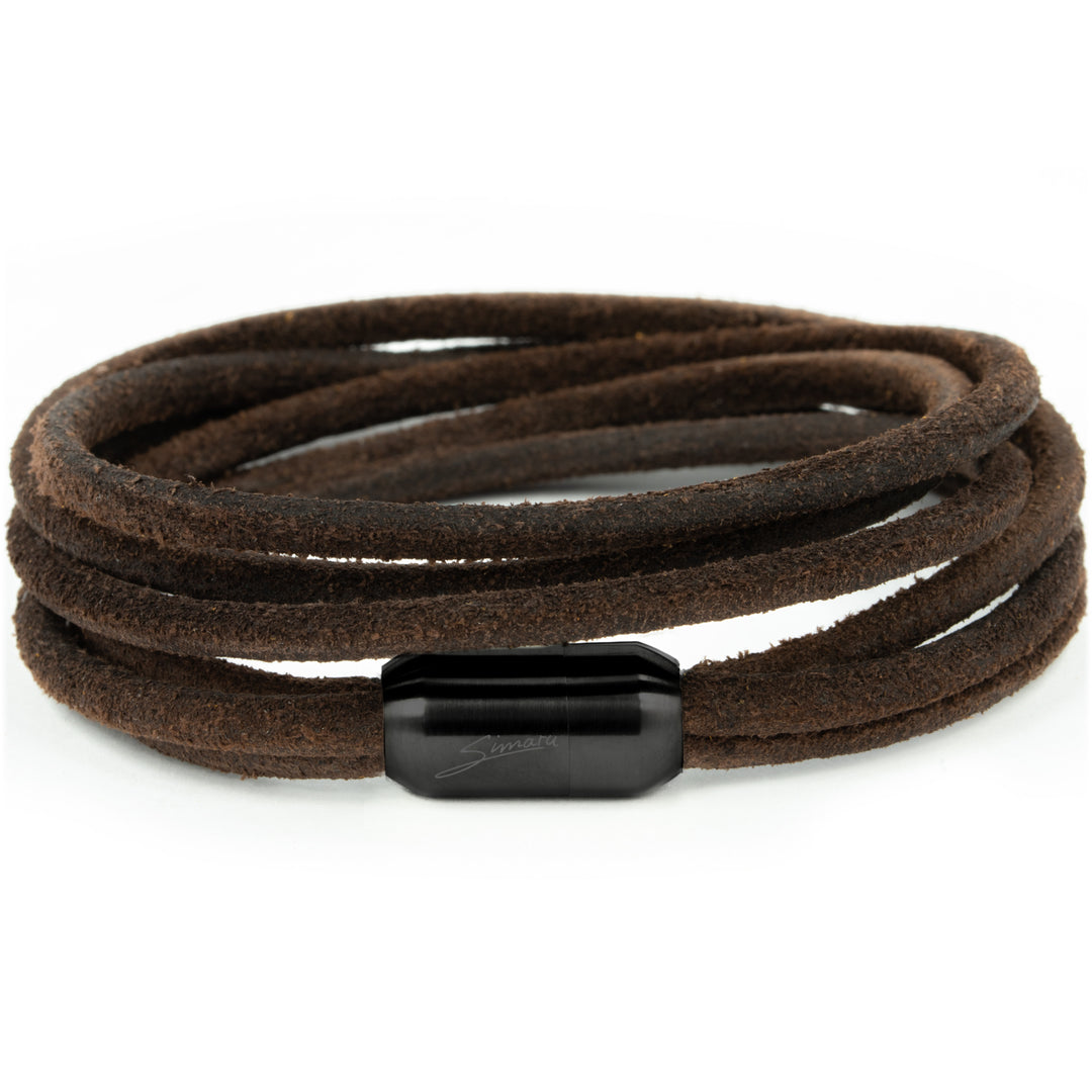 Raues, braunes Lederarmband zum Wickeln mit schwarzem Magnetverschluss
