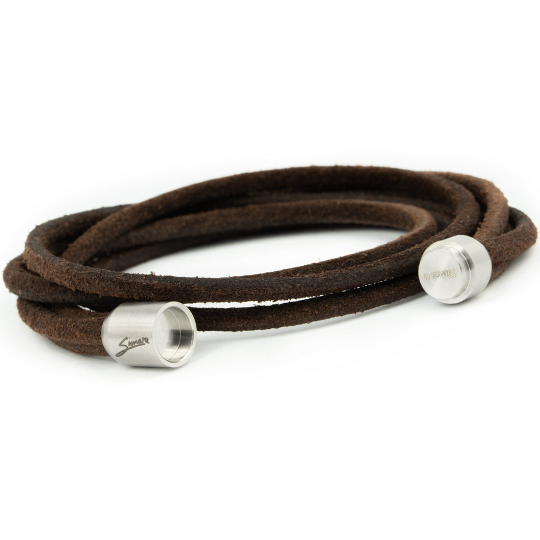 Dunkelbraunes Wickelarmband aus echtem Leder mit geöffnetem Magnetverschluss in silber