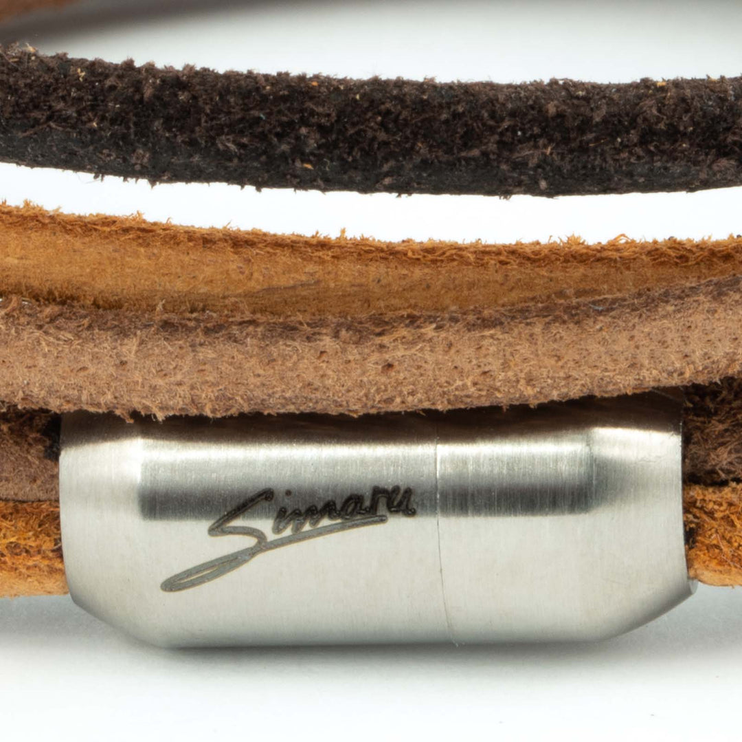 Großaufnahme silberner Magnetverschluss mit Simaru Schriftzug an Wickelarmband aus rauem Leder